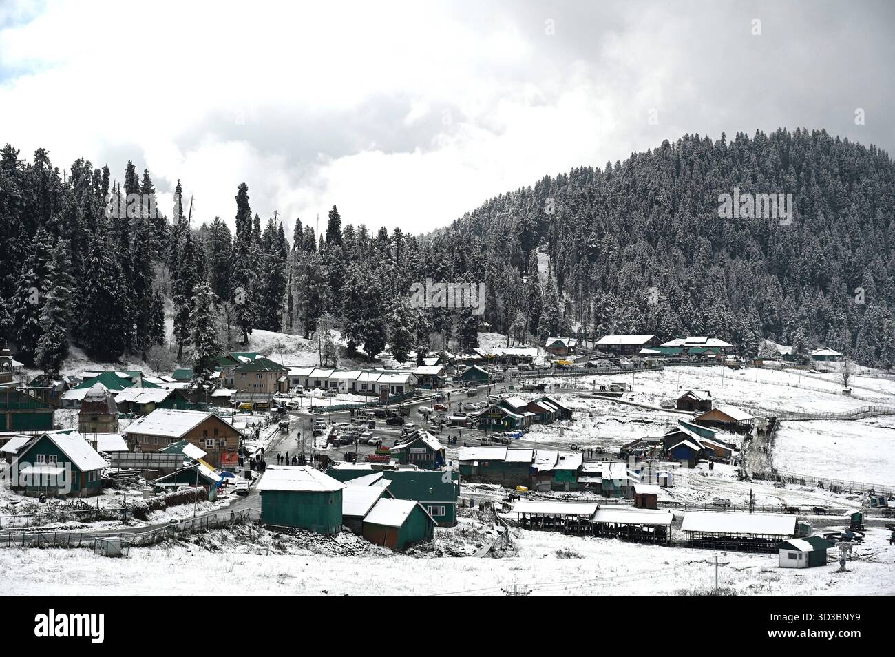 BARAMULLA, INDIA - 5 NOVEMBRE: Una vista della stazione sciistica innevata di Gulmarg durante la prima nevicata stagionale nella valle del Kashmir il 5 novembre 2025 a Baramulla, India. Le nevicate hanno innevato numerose località ad alta quota in tutto il Kashmir, tra cui Gulmarg, Sonamarg, Baltal, passo Zojila, Razdan Top, Gurez Valley, Sinthan Top, Peer Ki Gali e Tulail. I turisti che si recavano a Gulmarg erano entusiasti e si sono ritenuti fortunati ad aver vissuto una nevicata fresca che prometteva ricordi indimenticabili dall'iconica località sciistica. Foto di Waseem Andrabi/Hindustan Times Kashmir Valley Experie Foto Stock