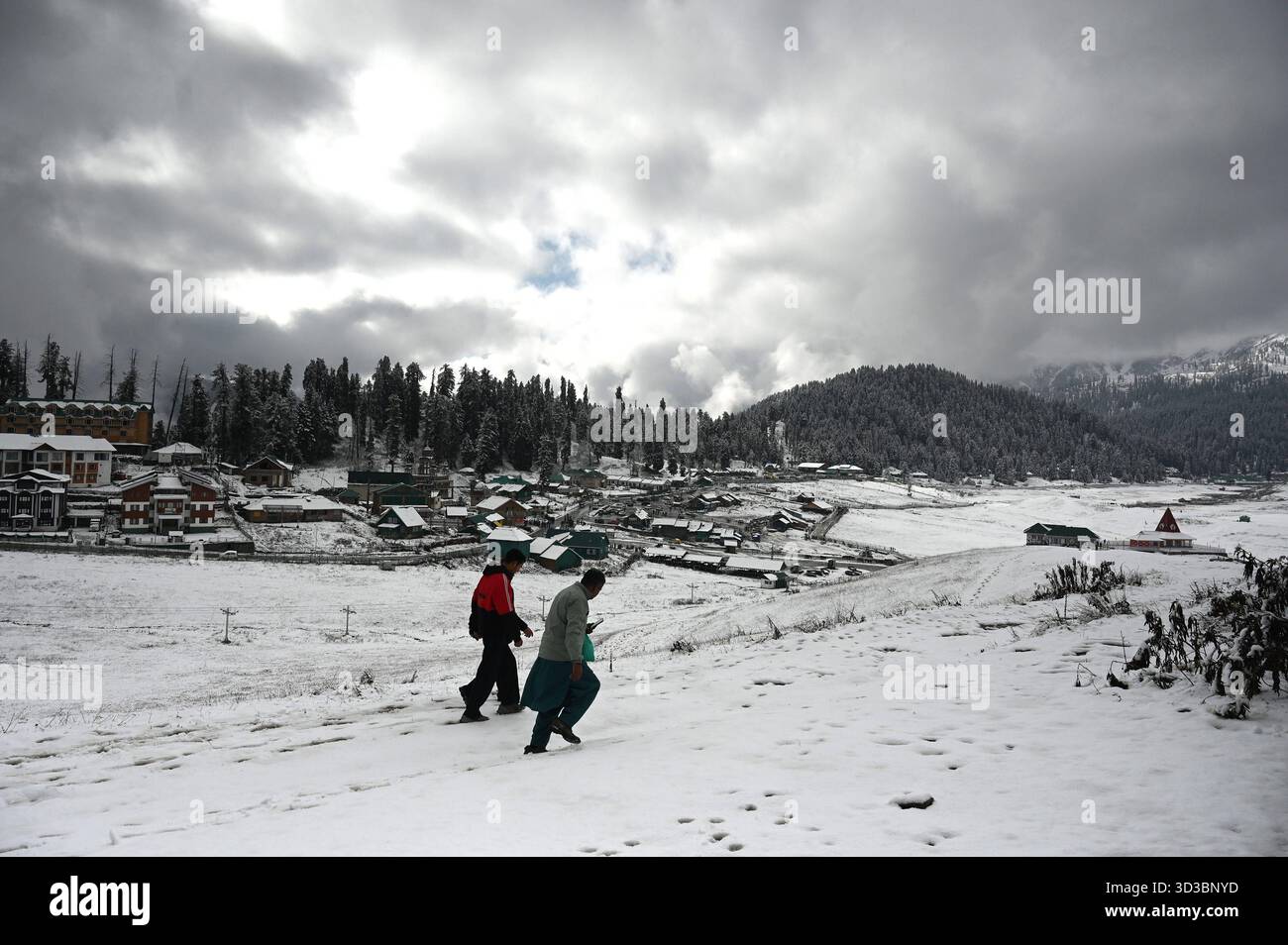 BARAMULLA, INDIA - 5 NOVEMBRE: Una vista della stazione sciistica innevata di Gulmarg durante la prima nevicata stagionale nella valle del Kashmir il 5 novembre 2025 a Baramulla, India. Le nevicate hanno innevato numerose località ad alta quota in tutto il Kashmir, tra cui Gulmarg, Sonamarg, Baltal, passo Zojila, Razdan Top, Gurez Valley, Sinthan Top, Peer Ki Gali e Tulail. I turisti che si recavano a Gulmarg erano entusiasti e si sono ritenuti fortunati ad aver vissuto una nevicata fresca che prometteva ricordi indimenticabili dall'iconica località sciistica. Foto di Waseem Andrabi/Hindustan Times Kashmir Valley Experie Foto Stock