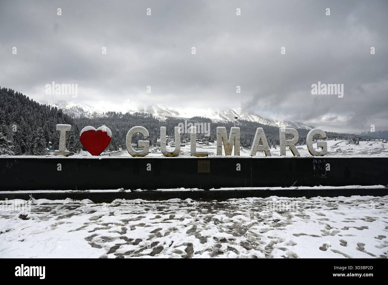 BARAMULLA, INDIA - 5 NOVEMBRE: Una vista della stazione sciistica innevata di Gulmarg durante la prima nevicata stagionale nella valle del Kashmir il 5 novembre 2025 a Baramulla, India. Le nevicate hanno innevato numerose località ad alta quota in tutto il Kashmir, tra cui Gulmarg, Sonamarg, Baltal, passo Zojila, Razdan Top, Gurez Valley, Sinthan Top, Peer Ki Gali e Tulail. I turisti che si recavano a Gulmarg erano entusiasti e si sono ritenuti fortunati ad aver vissuto una nevicata fresca che prometteva ricordi indimenticabili dall'iconica località sciistica. Foto di Waseem Andrabi/Hindustan Times Kashmir Valley Experie Foto Stock