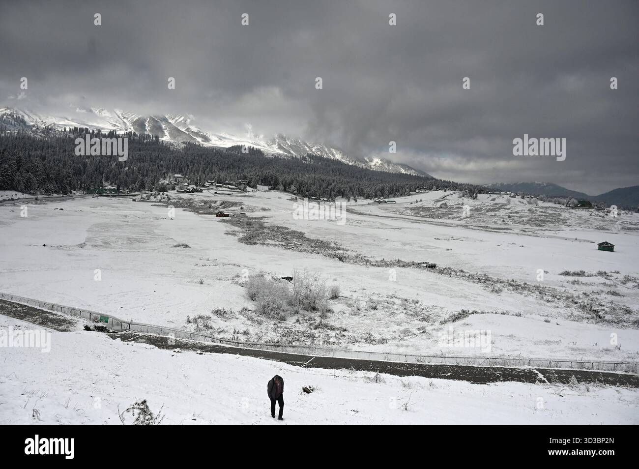 BARAMULLA, INDIA - 5 NOVEMBRE: Una vista della stazione sciistica innevata di Gulmarg durante la prima nevicata stagionale nella valle del Kashmir il 5 novembre 2025 a Baramulla, India. Le nevicate hanno innevato numerose località ad alta quota in tutto il Kashmir, tra cui Gulmarg, Sonamarg, Baltal, passo Zojila, Razdan Top, Gurez Valley, Sinthan Top, Peer Ki Gali e Tulail. I turisti che si recavano a Gulmarg erano entusiasti e si sono ritenuti fortunati ad aver vissuto una nevicata fresca che prometteva ricordi indimenticabili dall'iconica località sciistica. Foto di Waseem Andrabi/Hindustan Times Kashmir Valley Experie Foto Stock