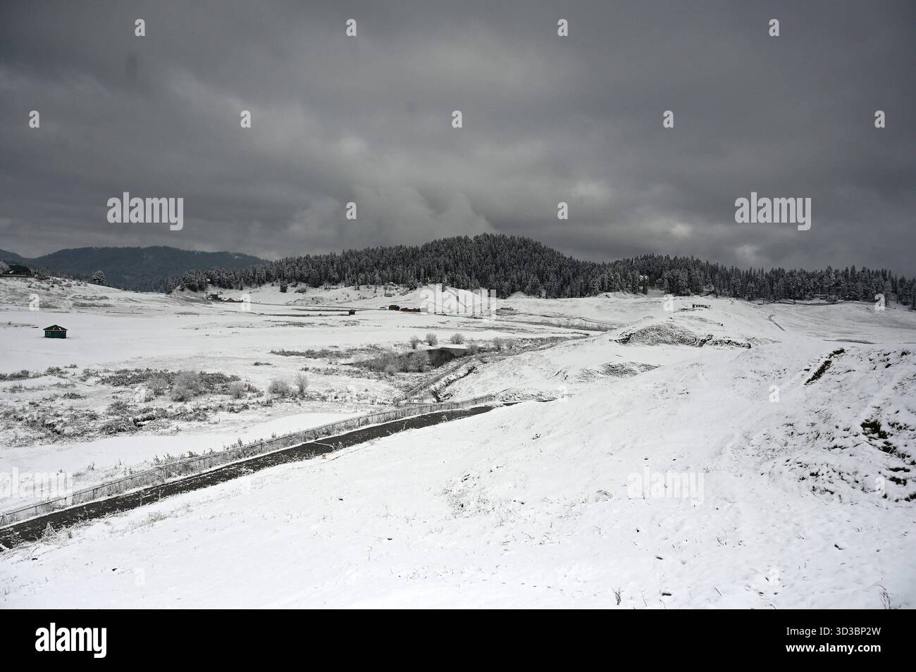 BARAMULLA, INDIA - 5 NOVEMBRE: Una vista della stazione sciistica innevata di Gulmarg durante la prima nevicata stagionale nella valle del Kashmir il 5 novembre 2025 a Baramulla, India. Le nevicate hanno innevato numerose località ad alta quota in tutto il Kashmir, tra cui Gulmarg, Sonamarg, Baltal, passo Zojila, Razdan Top, Gurez Valley, Sinthan Top, Peer Ki Gali e Tulail. I turisti che si recavano a Gulmarg erano entusiasti e si sono ritenuti fortunati ad aver vissuto una nevicata fresca che prometteva ricordi indimenticabili dall'iconica località sciistica. Foto di Waseem Andrabi/Hindustan Times Kashmir Valley Experie Foto Stock