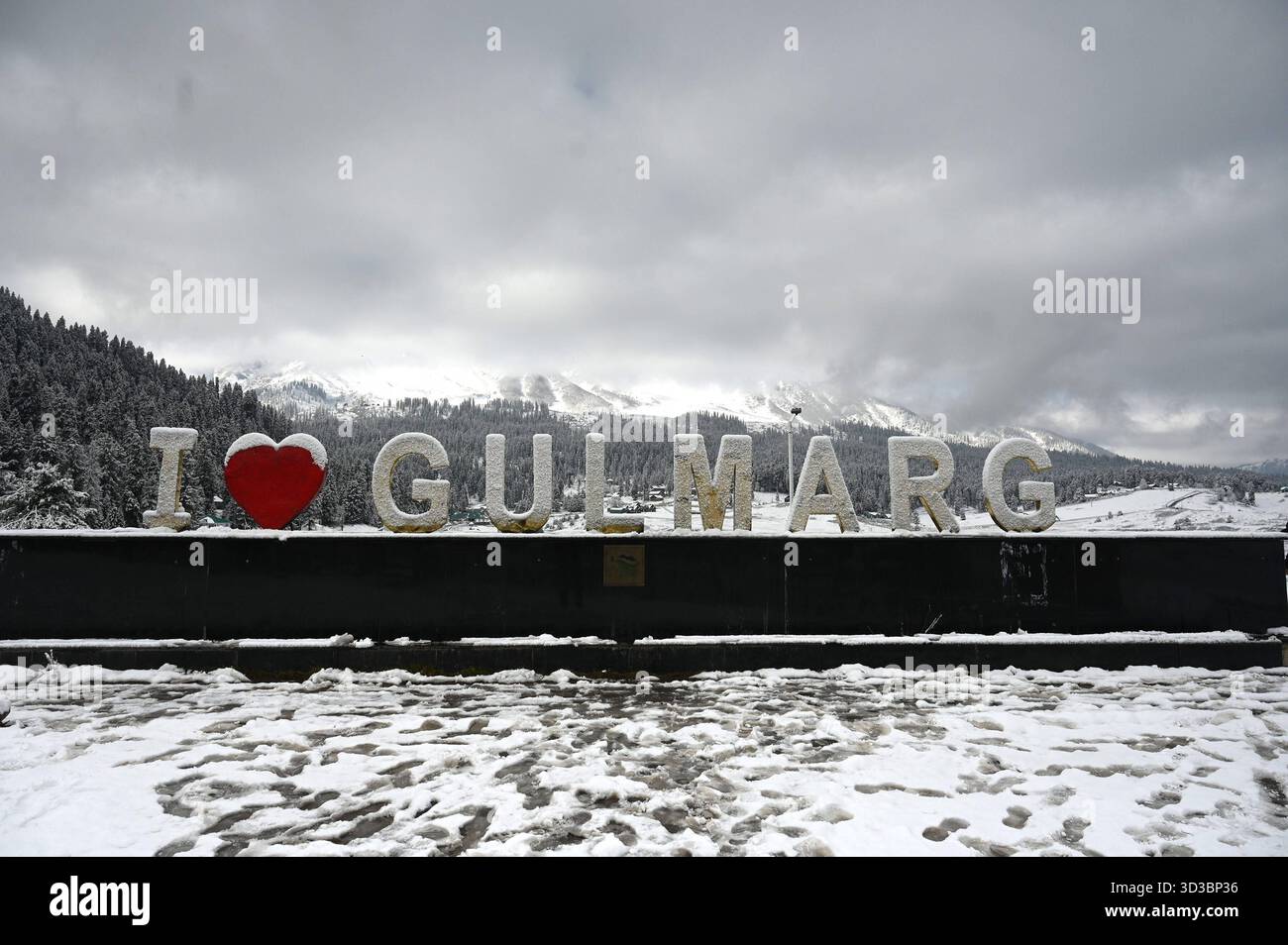 BARAMULLA, INDIA - 5 NOVEMBRE: Una vista della stazione sciistica innevata di Gulmarg durante la prima nevicata stagionale nella valle del Kashmir il 5 novembre 2025 a Baramulla, India. Le nevicate hanno innevato numerose località ad alta quota in tutto il Kashmir, tra cui Gulmarg, Sonamarg, Baltal, passo Zojila, Razdan Top, Gurez Valley, Sinthan Top, Peer Ki Gali e Tulail. I turisti che si recavano a Gulmarg erano entusiasti e si sono ritenuti fortunati ad aver vissuto una nevicata fresca che prometteva ricordi indimenticabili dall'iconica località sciistica. Foto di Waseem Andrabi/Hindustan Times Kashmir Valley Experie Foto Stock