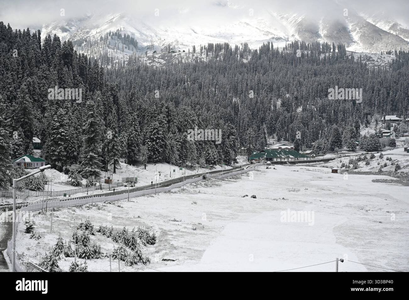 BARAMULLA, INDIA - 5 NOVEMBRE: Una vista della stazione sciistica innevata di Gulmarg durante la prima nevicata stagionale nella valle del Kashmir il 5 novembre 2025 a Baramulla, India. Le nevicate hanno innevato numerose località ad alta quota in tutto il Kashmir, tra cui Gulmarg, Sonamarg, Baltal, passo Zojila, Razdan Top, Gurez Valley, Sinthan Top, Peer Ki Gali e Tulail. I turisti che si recavano a Gulmarg erano entusiasti e si sono ritenuti fortunati ad aver vissuto una nevicata fresca che prometteva ricordi indimenticabili dall'iconica località sciistica. Foto di Waseem Andrabi/Hindustan Times Kashmir Valley Experie Foto Stock