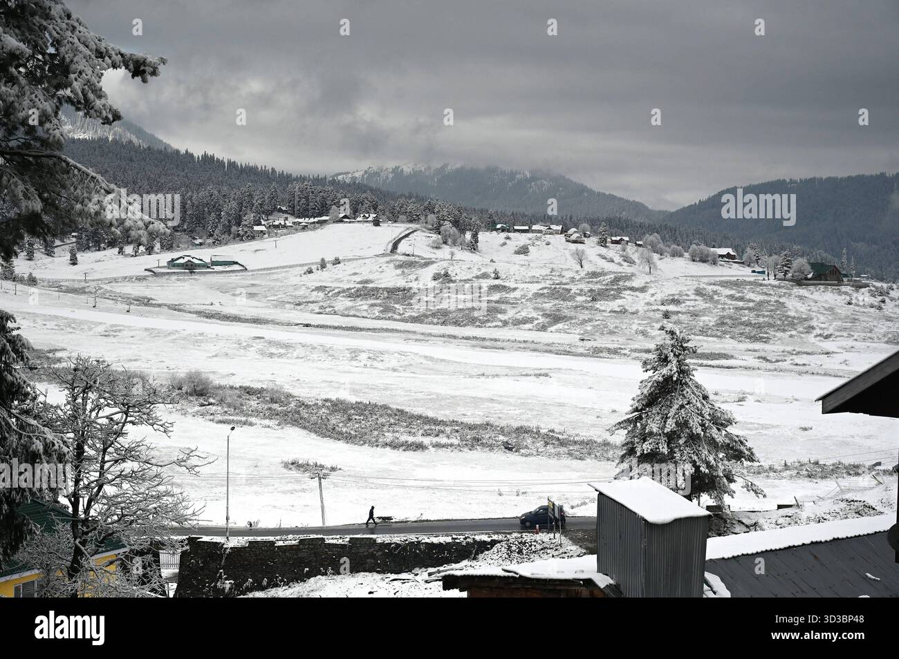 BARAMULLA, INDIA - 5 NOVEMBRE: Una vista della stazione sciistica innevata di Gulmarg durante la prima nevicata stagionale nella valle del Kashmir il 5 novembre 2025 a Baramulla, India. Le nevicate hanno innevato numerose località ad alta quota in tutto il Kashmir, tra cui Gulmarg, Sonamarg, Baltal, passo Zojila, Razdan Top, Gurez Valley, Sinthan Top, Peer Ki Gali e Tulail. I turisti che si recavano a Gulmarg erano entusiasti e si sono ritenuti fortunati ad aver vissuto una nevicata fresca che prometteva ricordi indimenticabili dall'iconica località sciistica. Foto di Waseem Andrabi/Hindustan Times Kashmir Valley Experie Foto Stock