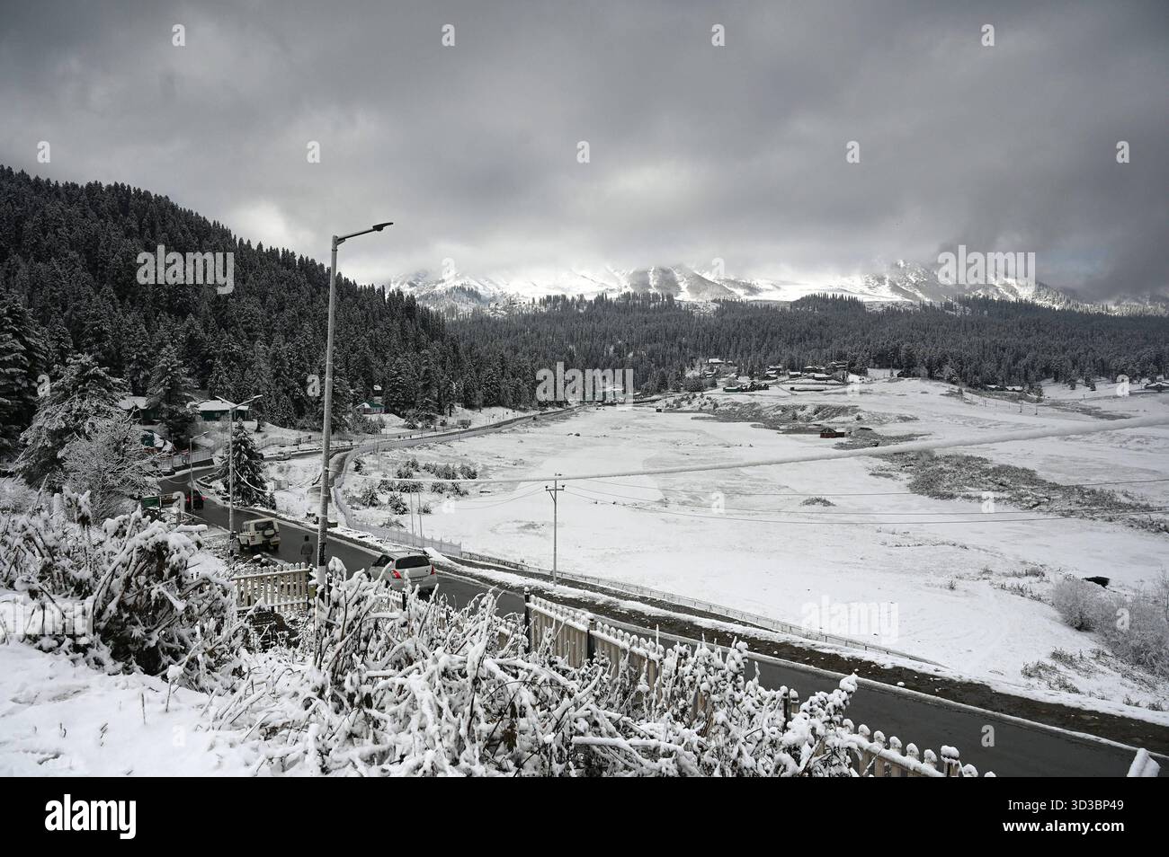BARAMULLA, INDIA - 5 NOVEMBRE: Una vista della stazione sciistica innevata di Gulmarg durante la prima nevicata stagionale nella valle del Kashmir il 5 novembre 2025 a Baramulla, India. Le nevicate hanno innevato numerose località ad alta quota in tutto il Kashmir, tra cui Gulmarg, Sonamarg, Baltal, passo Zojila, Razdan Top, Gurez Valley, Sinthan Top, Peer Ki Gali e Tulail. I turisti che si recavano a Gulmarg erano entusiasti e si sono ritenuti fortunati ad aver vissuto una nevicata fresca che prometteva ricordi indimenticabili dall'iconica località sciistica. Foto di Waseem Andrabi/Hindustan Times Kashmir Valley Experie Foto Stock