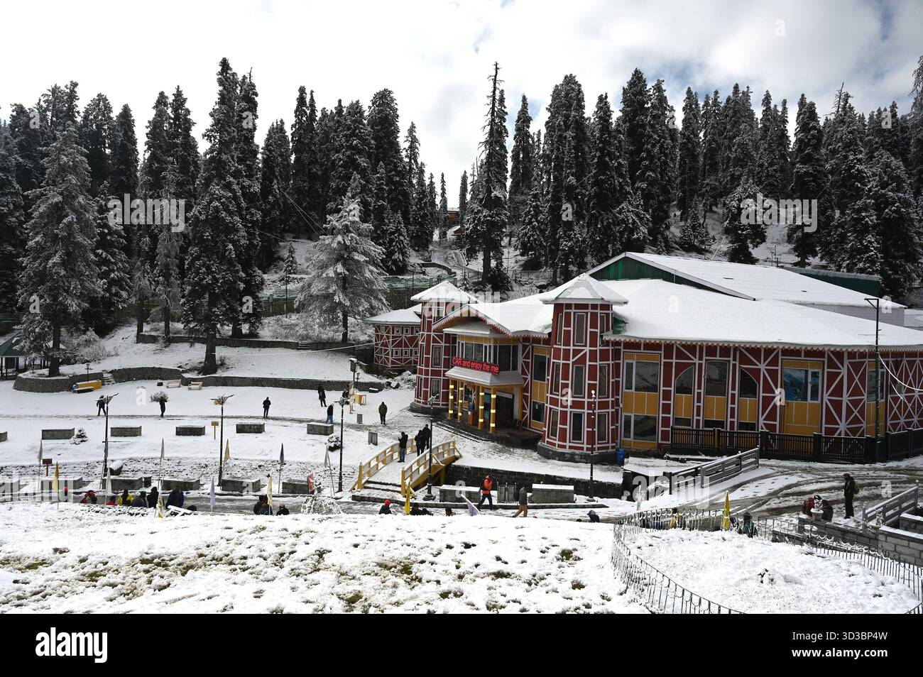 BARAMULLA, INDIA - 5 NOVEMBRE: Una vista della stazione sciistica innevata di Gulmarg durante la prima nevicata stagionale nella valle del Kashmir il 5 novembre 2025 a Baramulla, India. Le nevicate hanno innevato numerose località ad alta quota in tutto il Kashmir, tra cui Gulmarg, Sonamarg, Baltal, passo Zojila, Razdan Top, Gurez Valley, Sinthan Top, Peer Ki Gali e Tulail. I turisti che si recavano a Gulmarg erano entusiasti e si sono ritenuti fortunati ad aver vissuto una nevicata fresca che prometteva ricordi indimenticabili dall'iconica località sciistica. Foto di Waseem Andrabi/Hindustan Times Kashmir Valley Experie Foto Stock