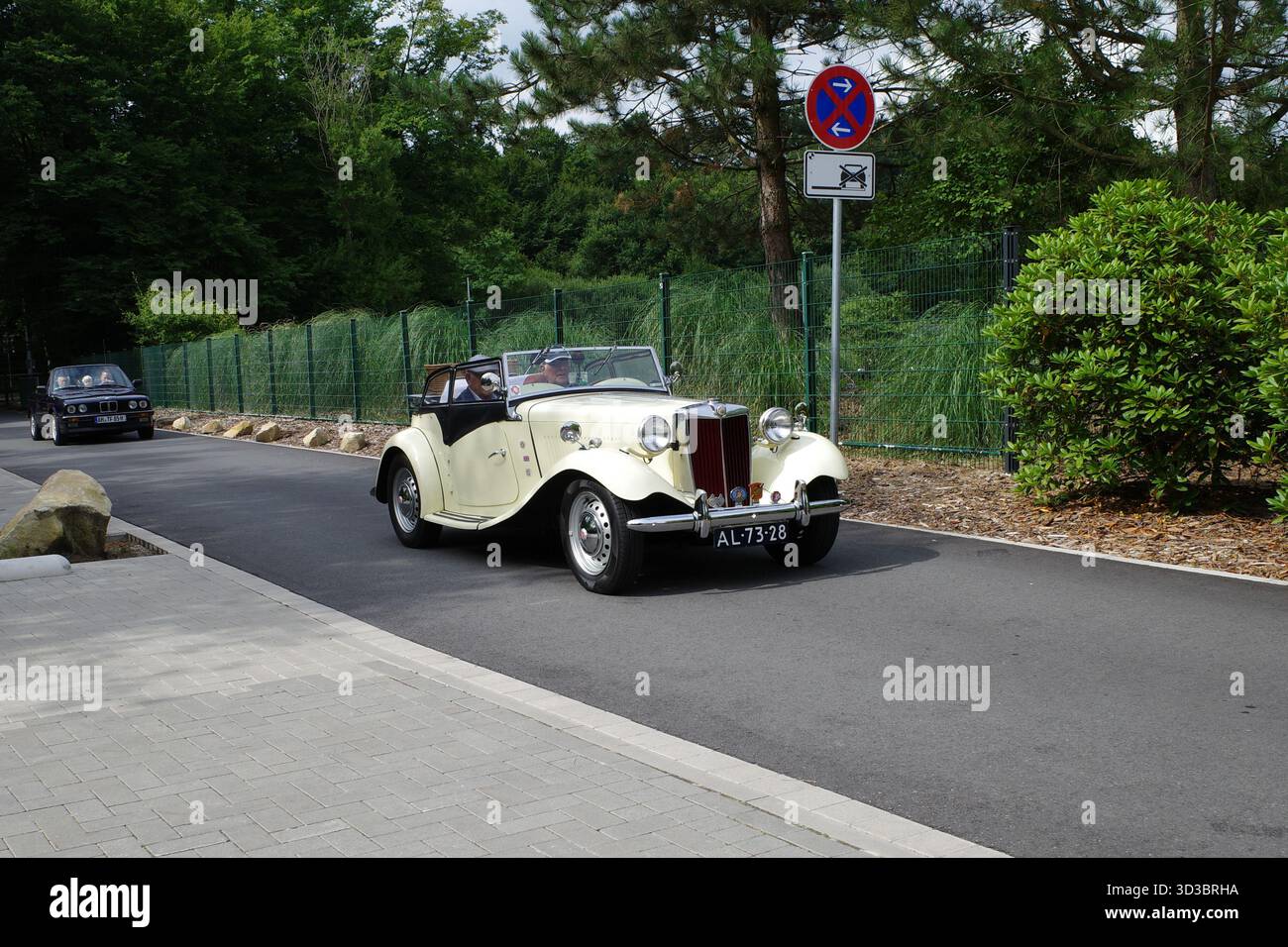 Bad Bentheim, Germania - 13 luglio 2025 un MG TD originale del 1952 guida su una strada verso l'incontro annuale di auto d'epoca. Foto Stock