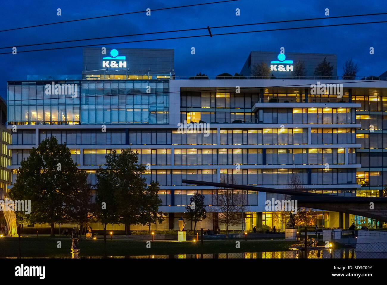 La sede illuminata della K&H Bank al crepuscolo a Budapest, Ungheria. Foto Stock