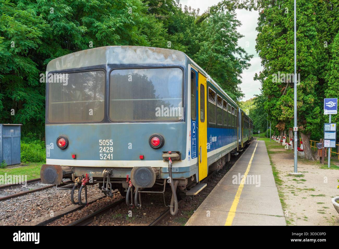 Treno regionale sulla linea ferroviaria Győr–Veszprém alla stazione di Porva‑Csesznek nelle montagne Bakony, Ungheria. Foto Stock
