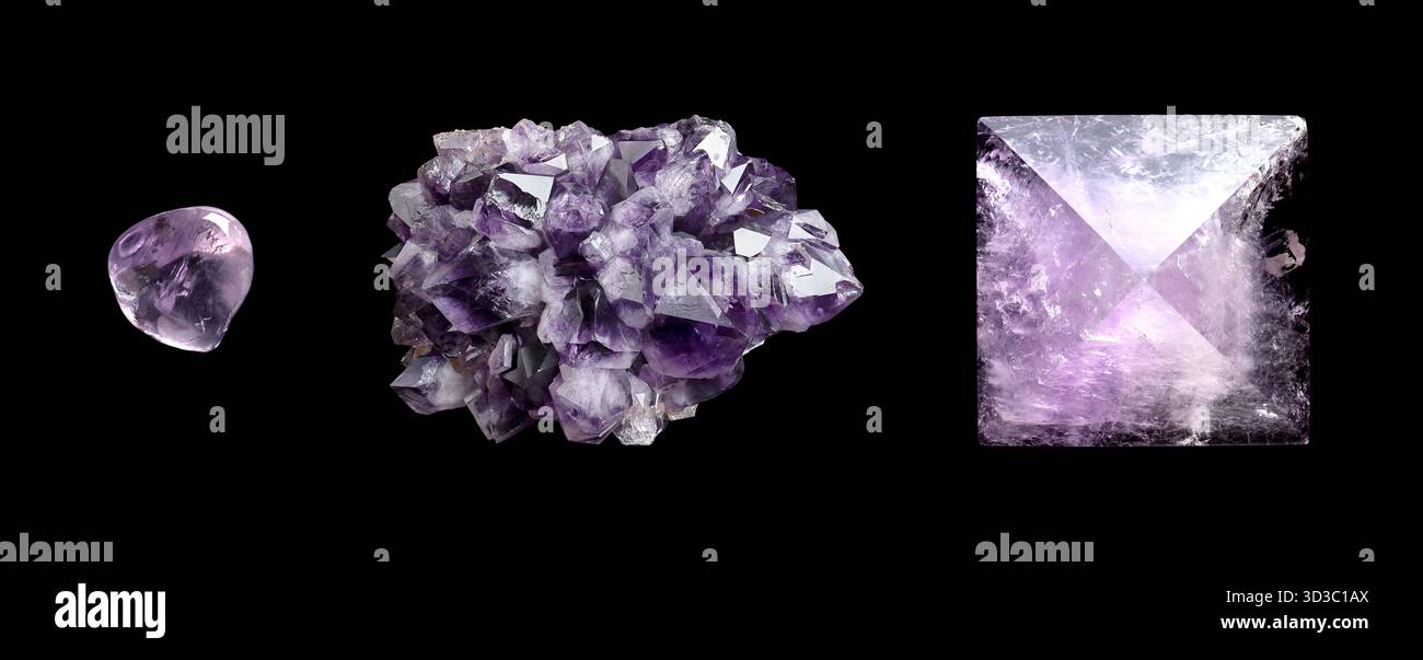 Ametista, pietra rovesciata, ammasso e piramide, primo piano, dall'alto, isolato, sul nero. Pietra semipreziosa, una varietà di quarzo, SiO2. Foto Stock