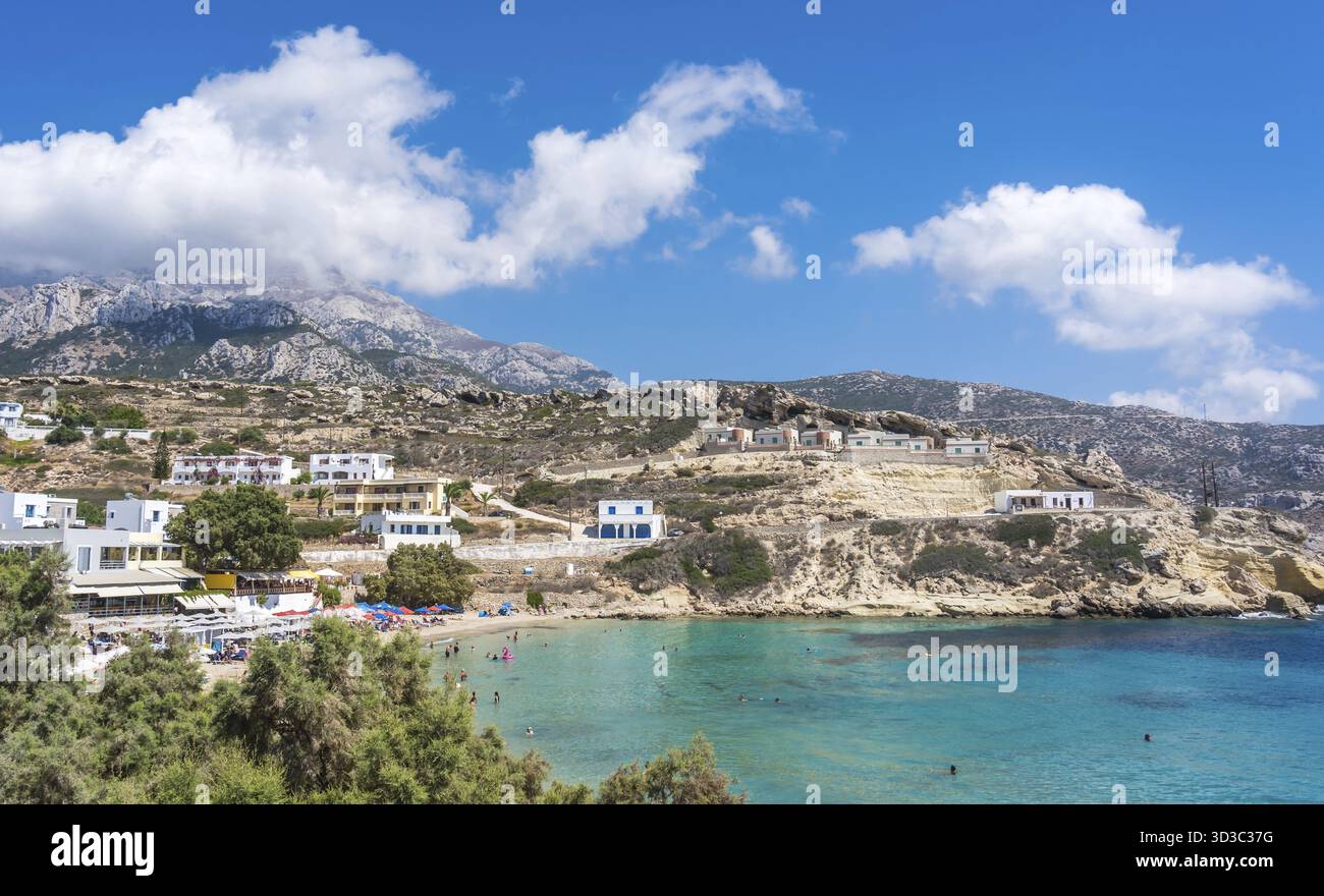 Lefkos Beach, Karpathos, Grecia - 2022 agosto : Spiaggia di sabbia bianca e acqua cristallina su una spiaggia greca popolare e bella Foto Stock