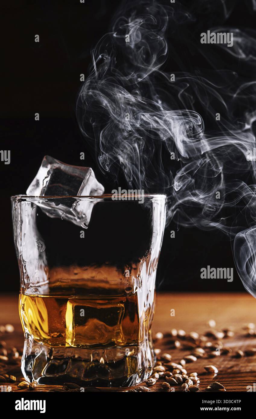 Cibo, bicchiere di whisky con ghiaccio e grano Foto Stock