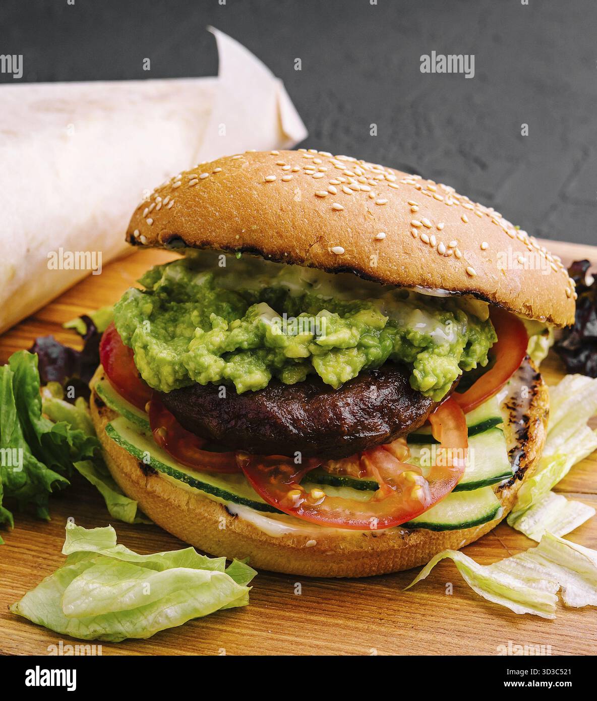 Cibo, hamburger con patatine fritte su vassoio di legno Foto Stock