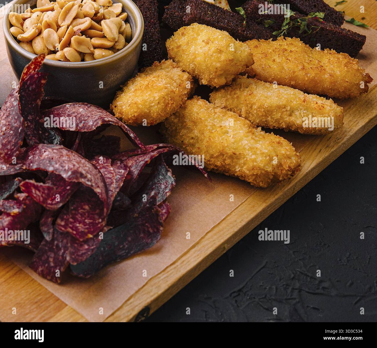 Cibo, antipasto caldo su vassoio di legno per la birra Foto Stock