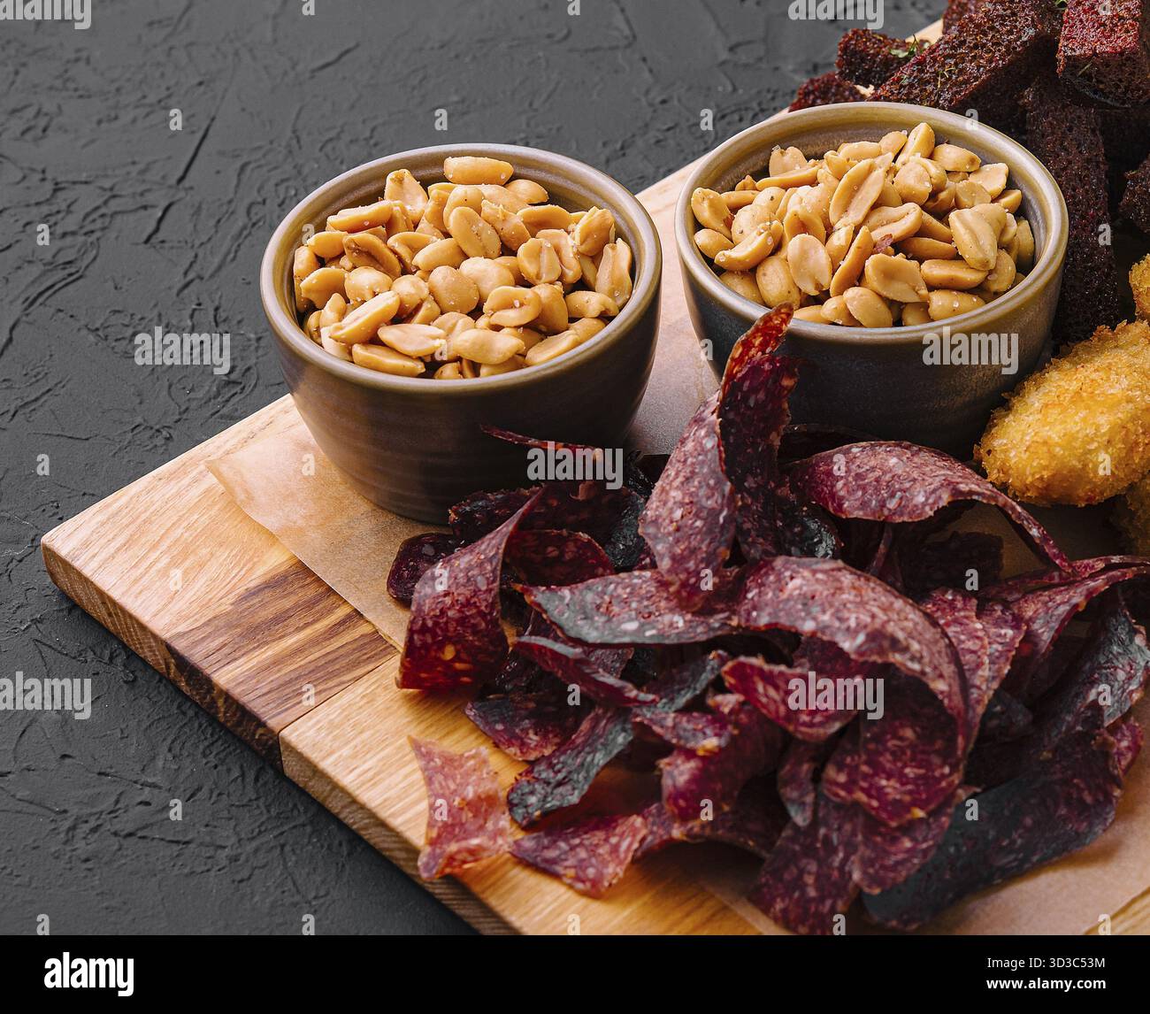 Cibo, antipasto caldo su vassoio di legno per la birra Foto Stock