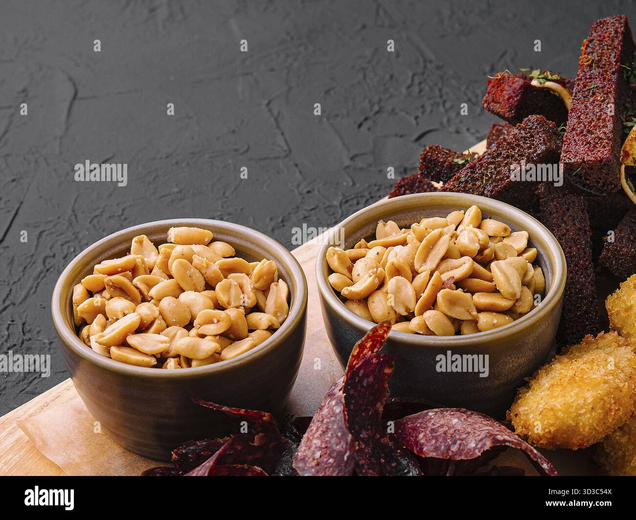 Cibo, antipasto caldo su vassoio di legno per la birra Foto Stock