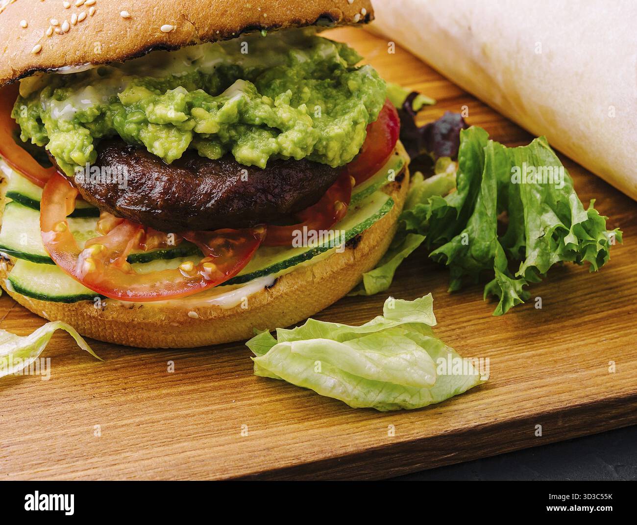 Cibo, hamburger con patatine fritte su vassoio di legno Foto Stock