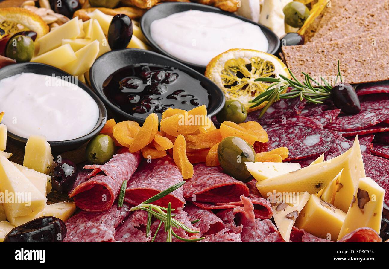 Cibo, vassoio in legno con selezione di antipasti italiani Foto Stock