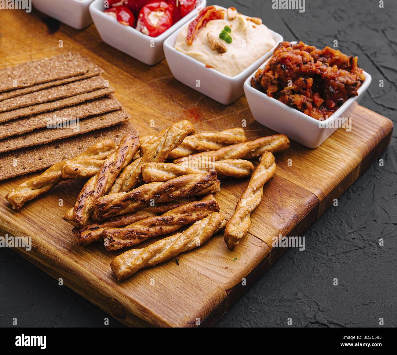 Cibo, gustosi salse assortite su vassoio di legno Foto Stock