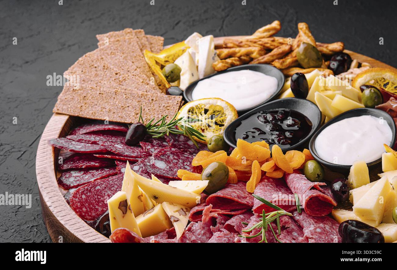 Cibo, vassoio in legno con selezione di antipasti italiani Foto Stock