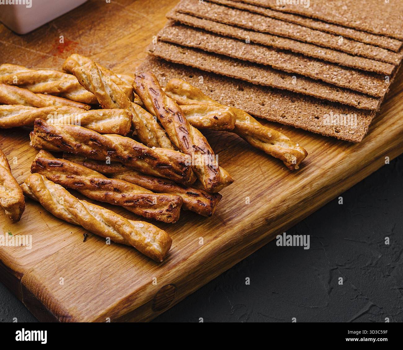 Cibo, gustosi salse assortite su vassoio di legno Foto Stock