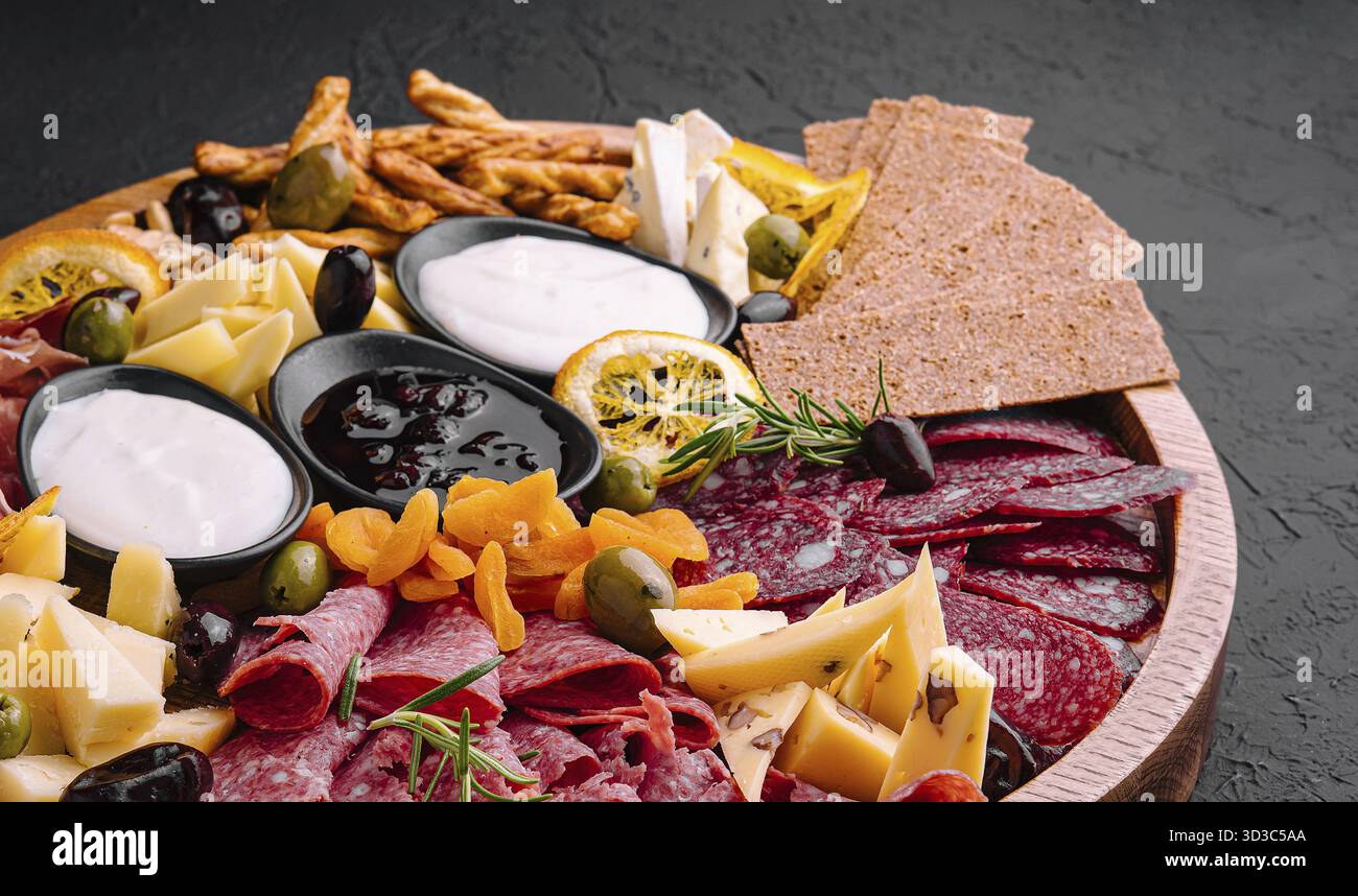 Cibo, vassoio in legno con selezione di antipasti italiani Foto Stock