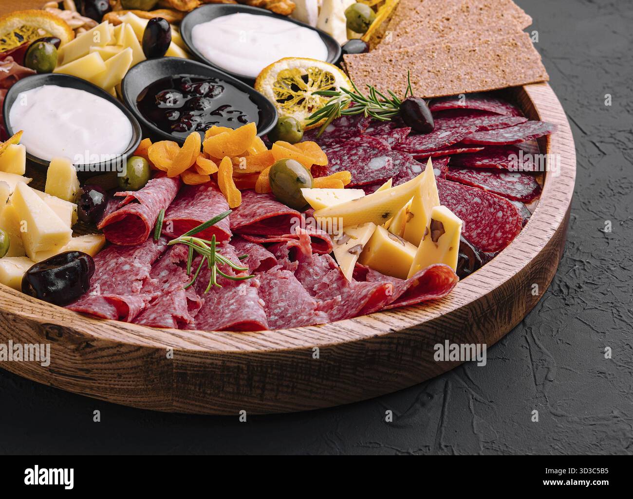 Cibo, vassoio in legno con selezione di antipasti italiani Foto Stock