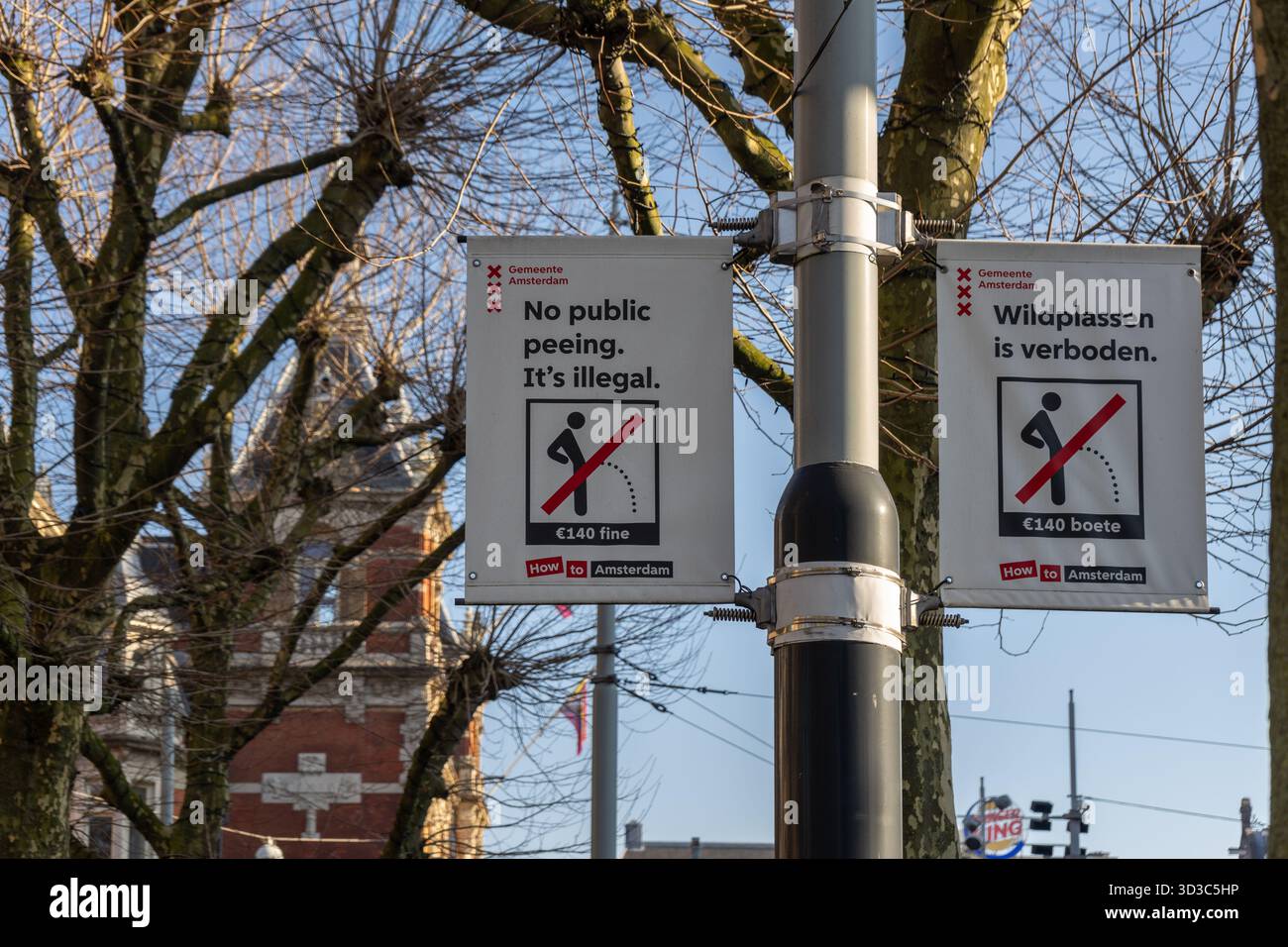 I cartelli della città di Amsterdam mettono in guardia contro la minzione pubblica, con multe di 140 euro come parte degli sforzi per mantenere la pulizia e l'ordine nelle aree trafficate. Foto Stock