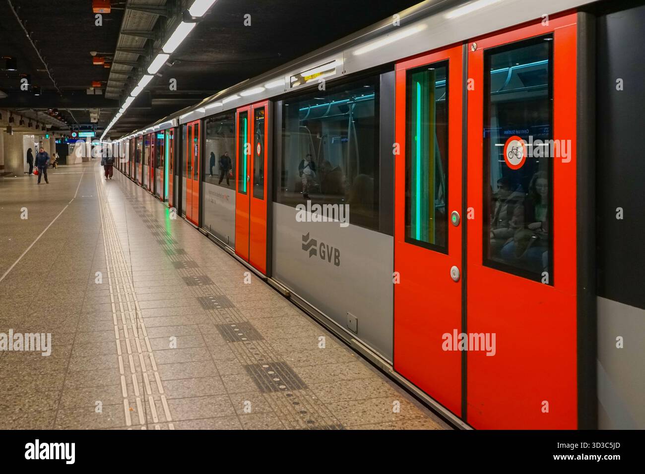 Un treno della metropolitana GVB ti aspetta alla piattaforma della metropolitana della stazione centrale di Amsterdam, uno dei più trafficati hub di trasporto nei Paesi Bassi. Foto Stock