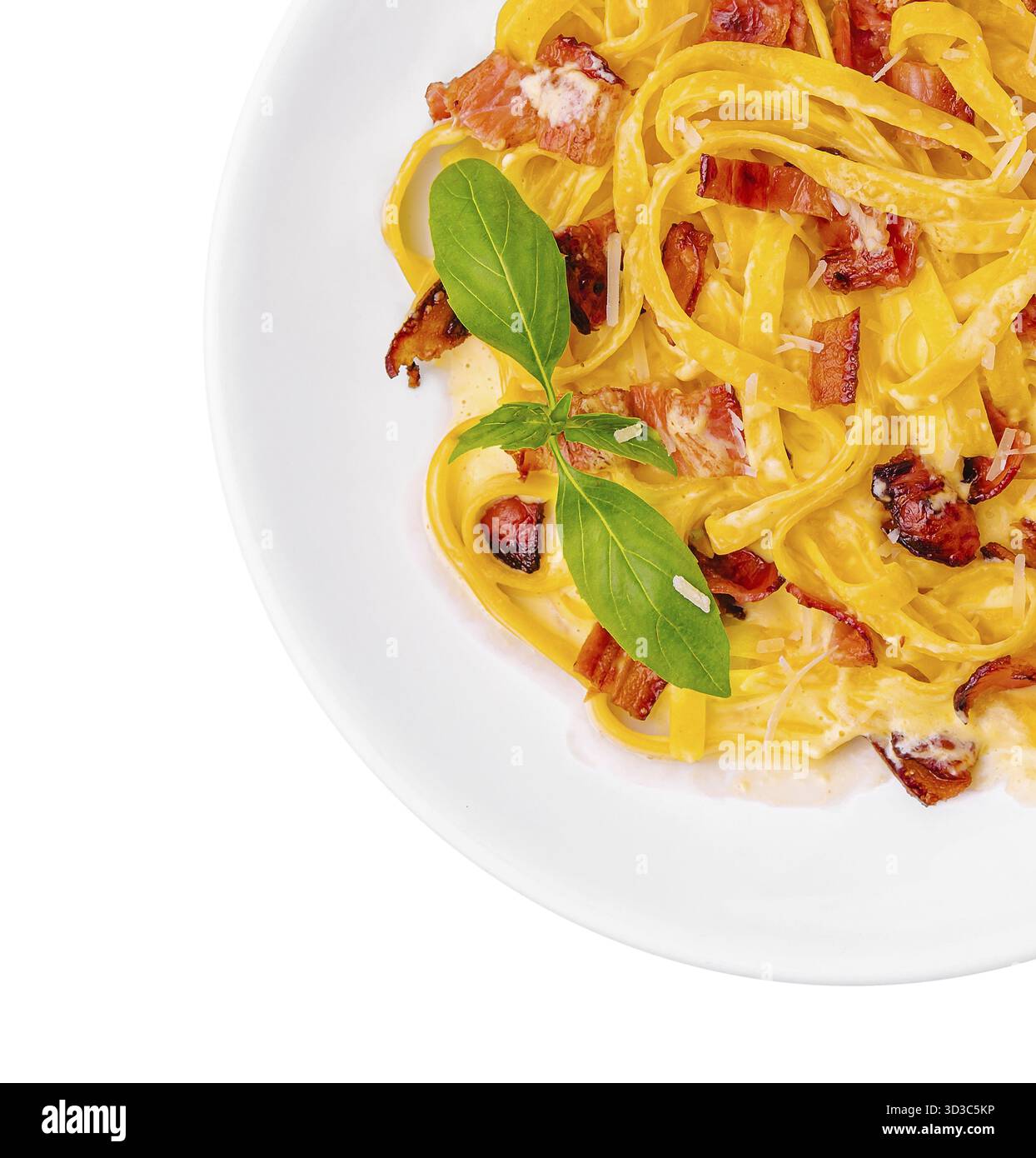 Cibo, pasta con pancetta e basilico su piatto bianco Foto Stock