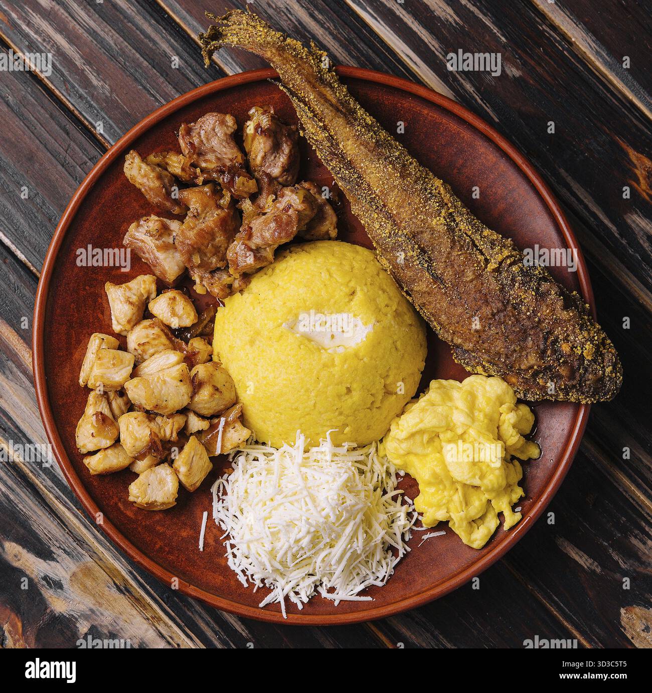Cibo, tradizionale porridge di ominide moldavo su un vassoio di legno Foto Stock