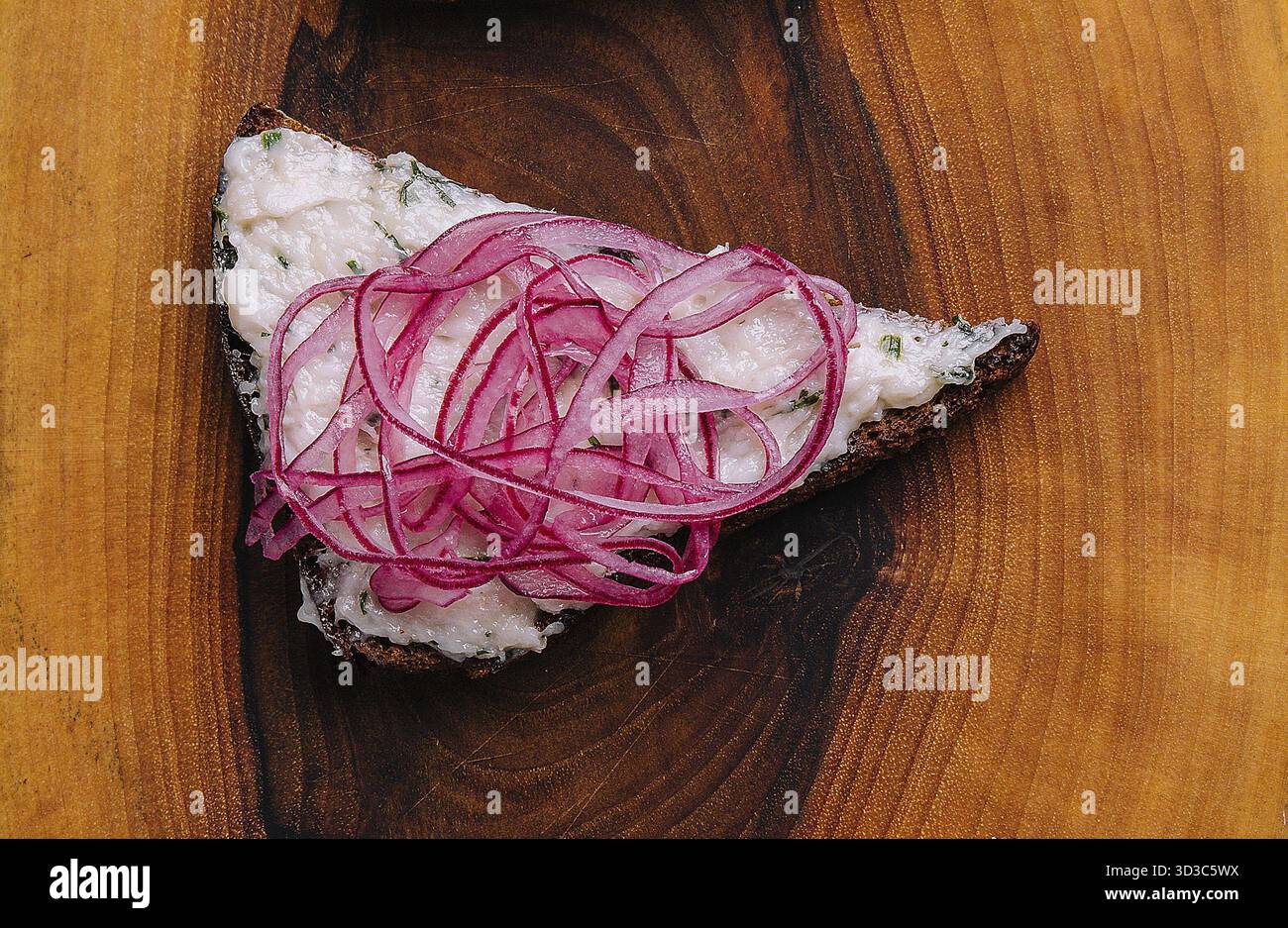 Cibo, pezzo di pane con delizioso strutto con cipolle rosse Foto Stock