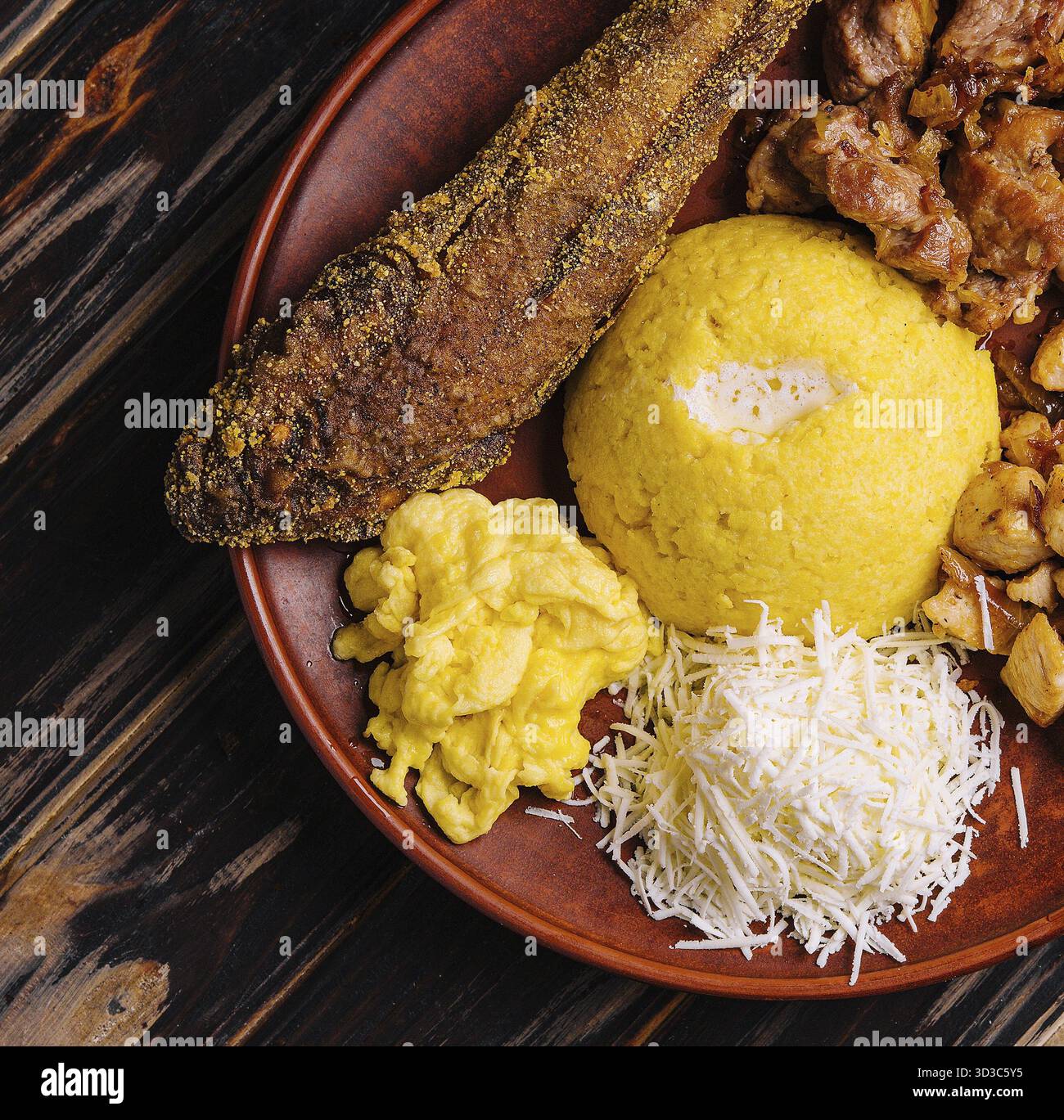 Cibo, tradizionale porridge di ominide moldavo su un vassoio di legno Foto Stock