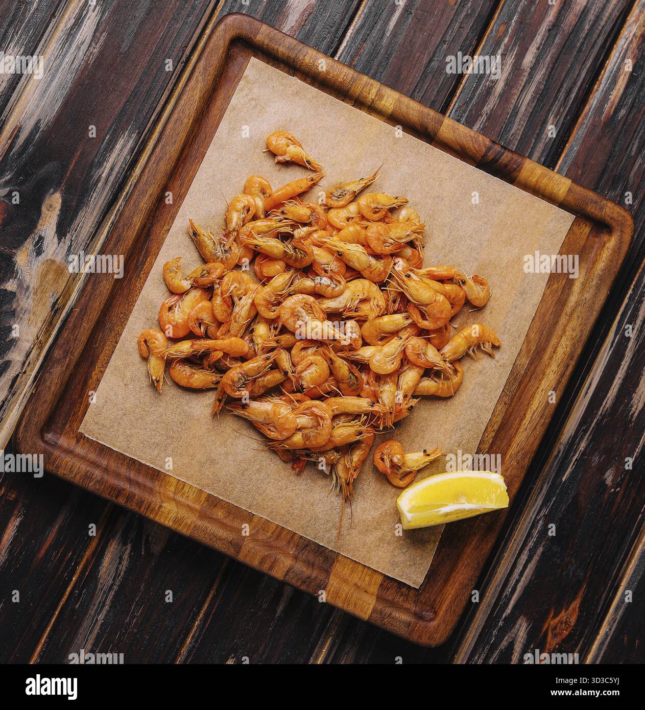 Cibo, piccoli gamberi cotti su vassoio di legno Foto Stock