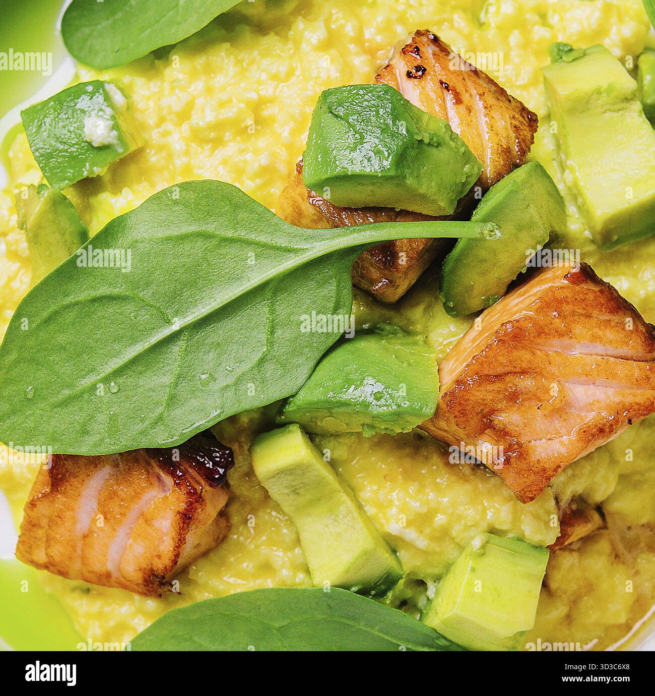 Cibo, Scramble con avocado e pezzi di salmone Foto Stock