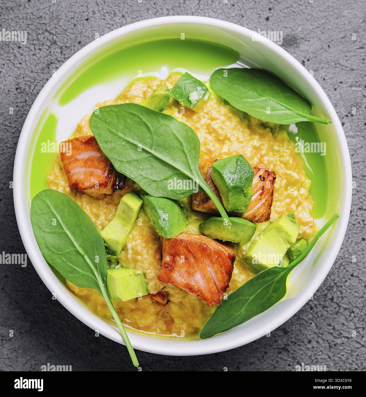 Cibo, Scramble con avocado e pezzi di salmone Foto Stock