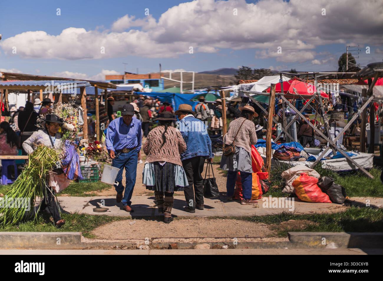 Persone che comprano e vendono prodotti locali in un mercato all'aperto a Huancayo, Perù. Foto Stock
