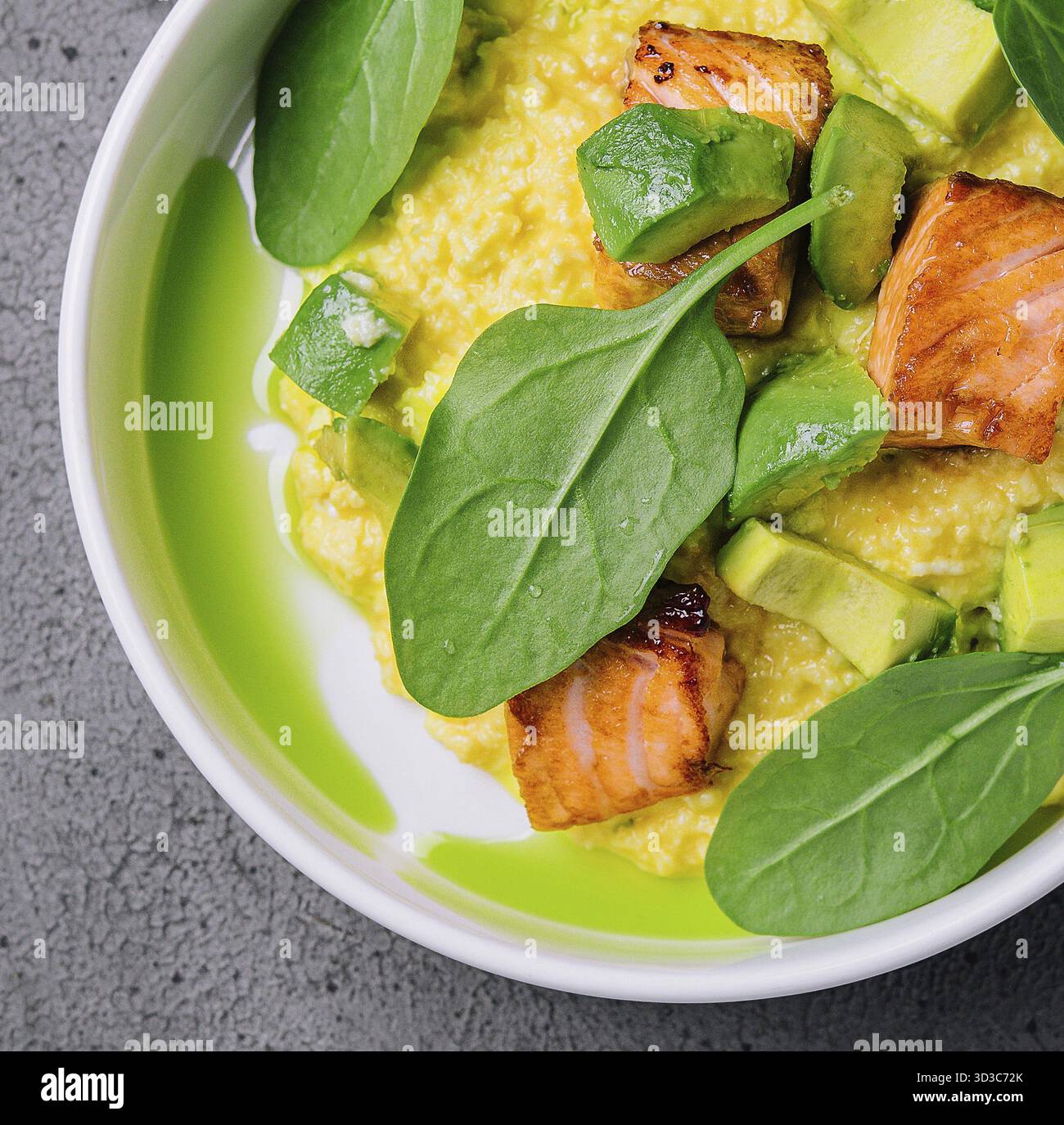 Cibo, Scramble con avocado e pezzi di salmone Foto Stock