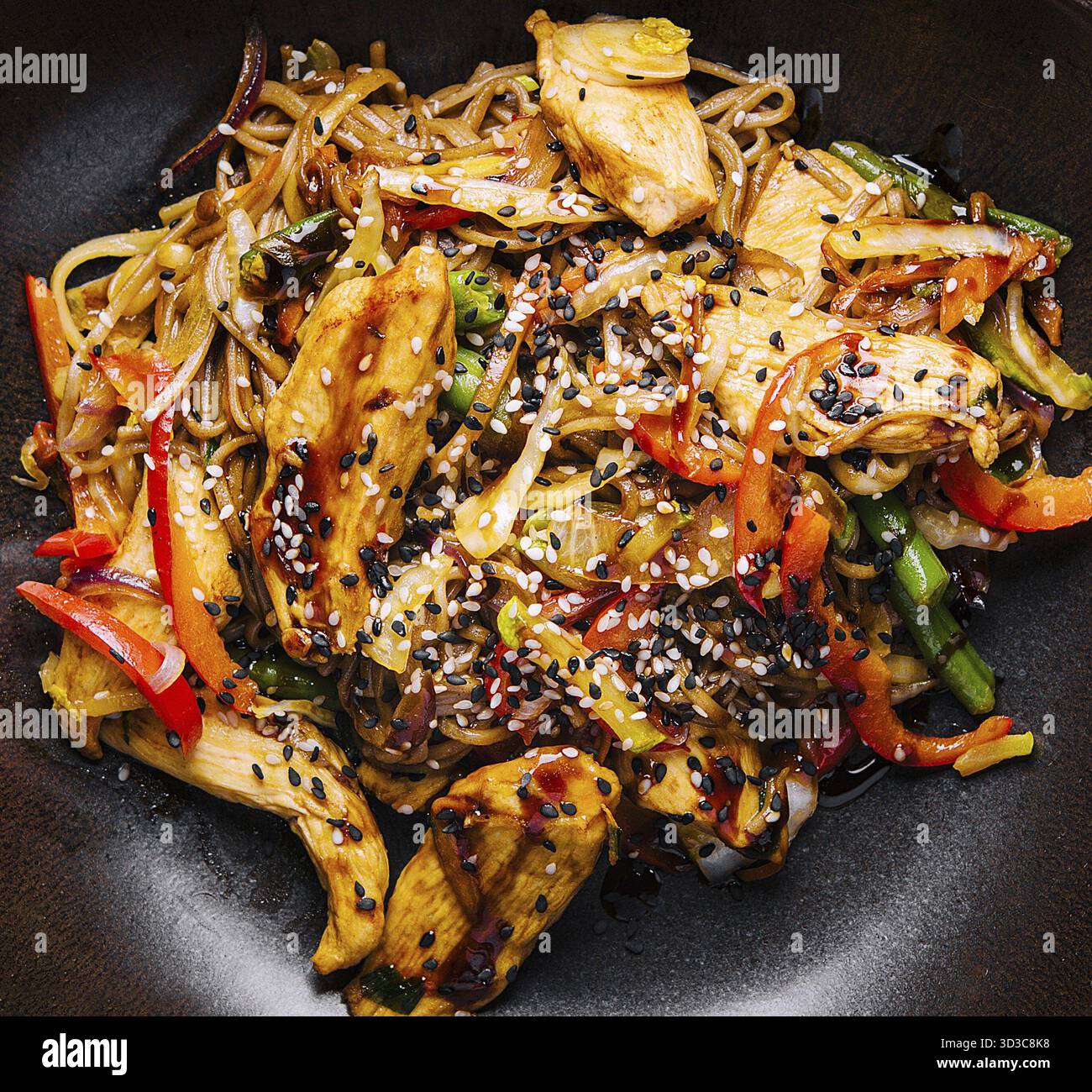 Cibo, appetitosa cucina asiatica, pollo e verdure, noodles udon wok Foto Stock