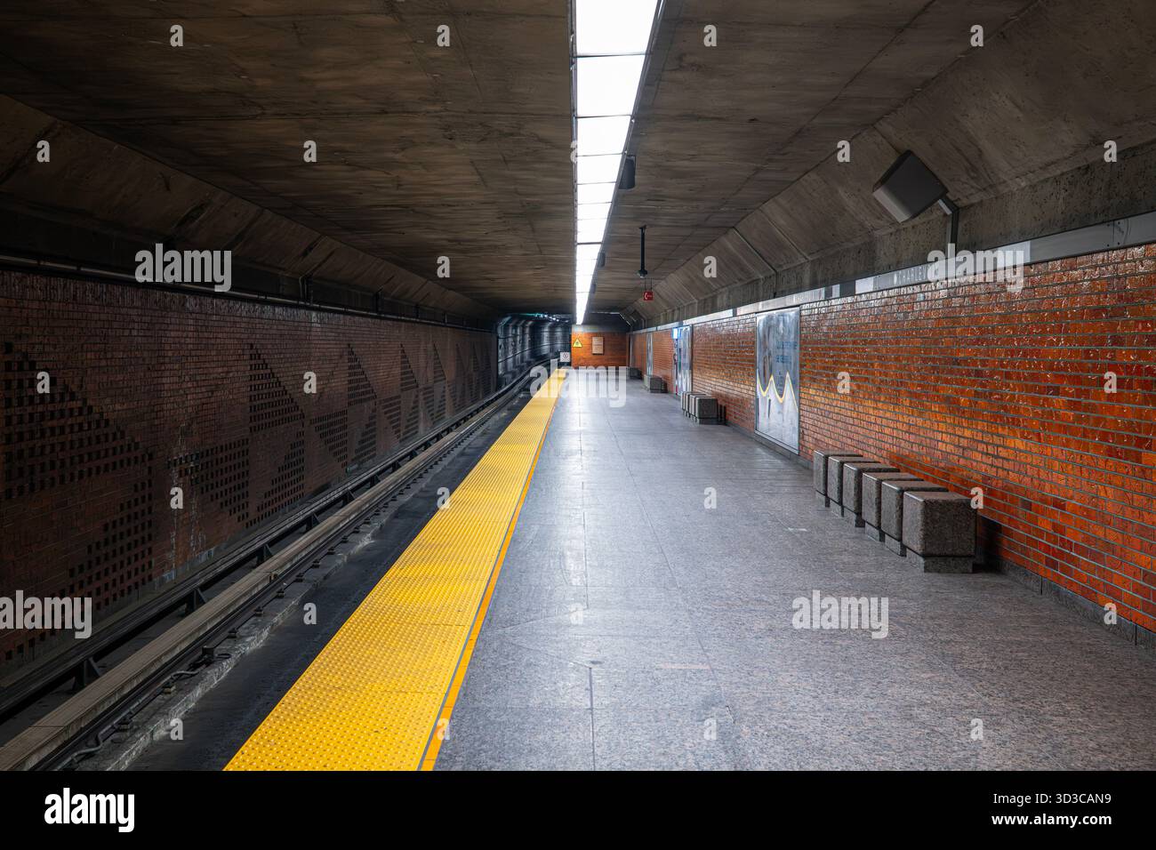 Stazione della metropolitana vuota nella città di Montreal Foto Stock