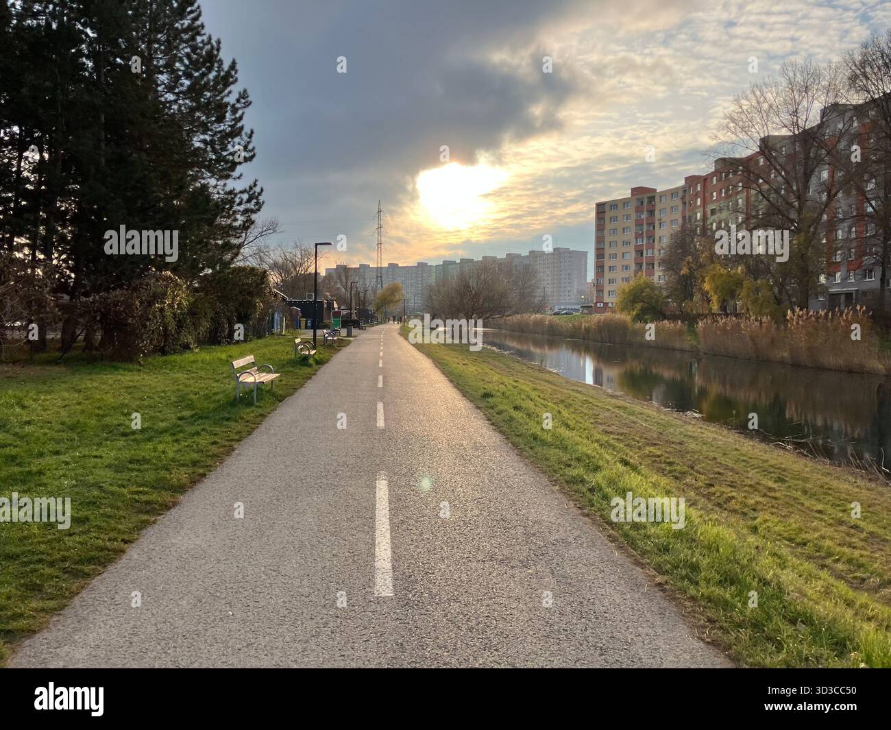 Pista ciclabile nel quartiere di Petržalka, Bratislava, Slovacchia - Immagine stock catturata con smartphone