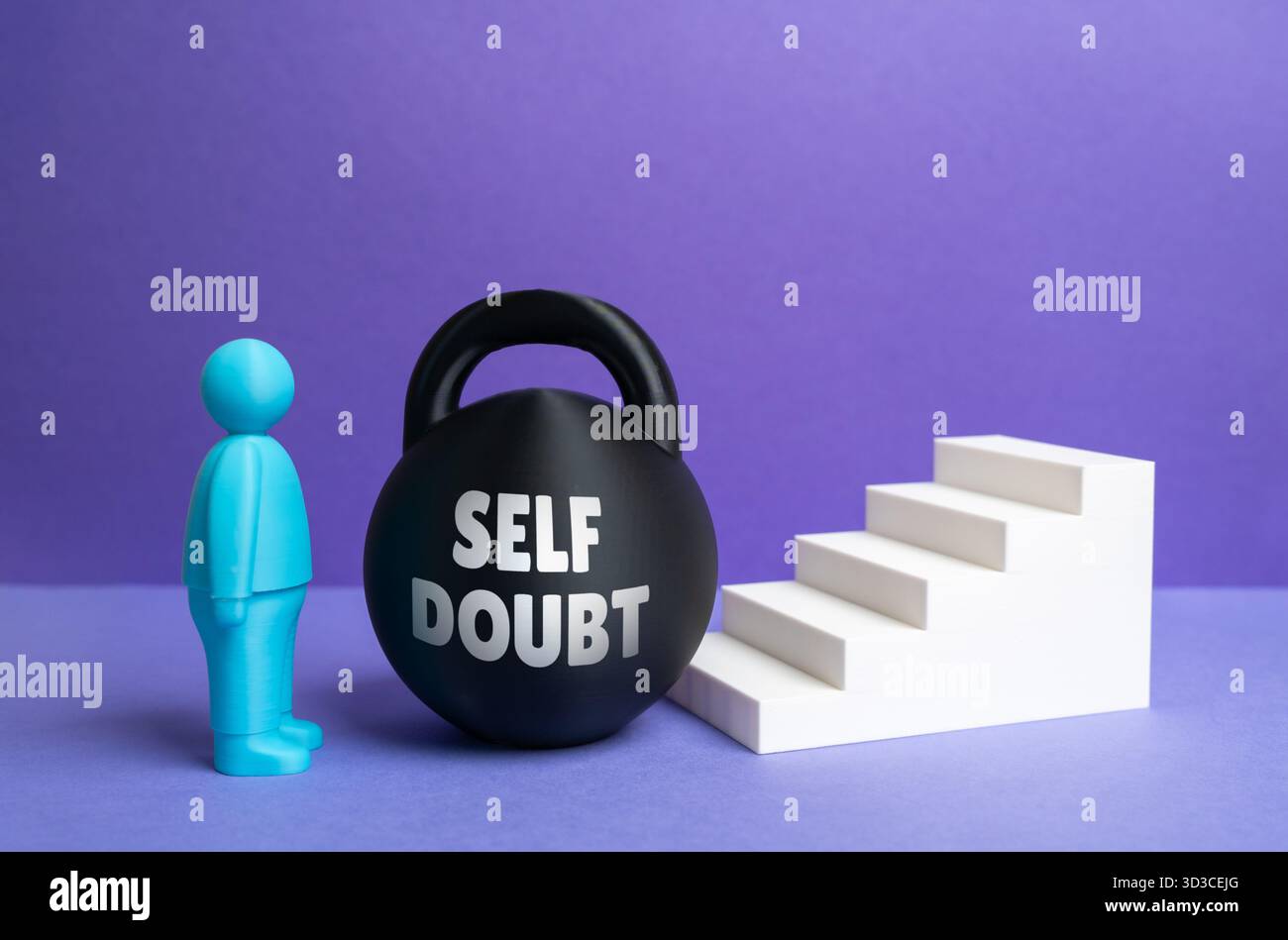 Il dubbio di sé ostacola la crescita personale. Lotta interna contro la paura e l'incertezza. Psicologia, motivazione, coaching professionale e intelligenza emotiva Foto Stock