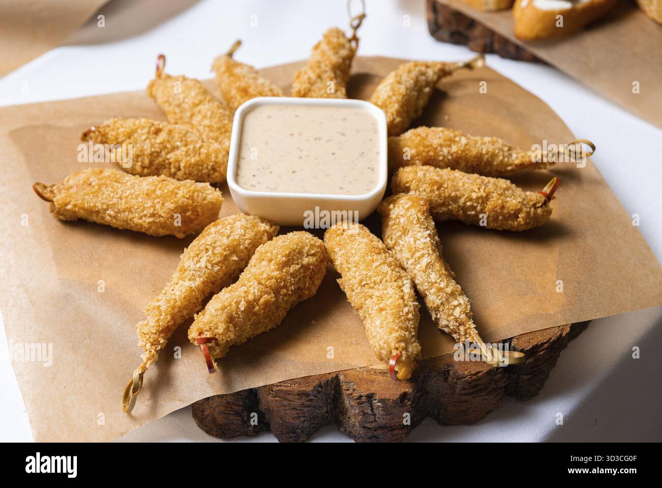 Cibo, gamberetti fritti con salsa per immersione. Deliziosi gamberetti fritti dorati, impanati e fritti in profondità alla perfezione, serviti con una salsa piccante Foto Stock