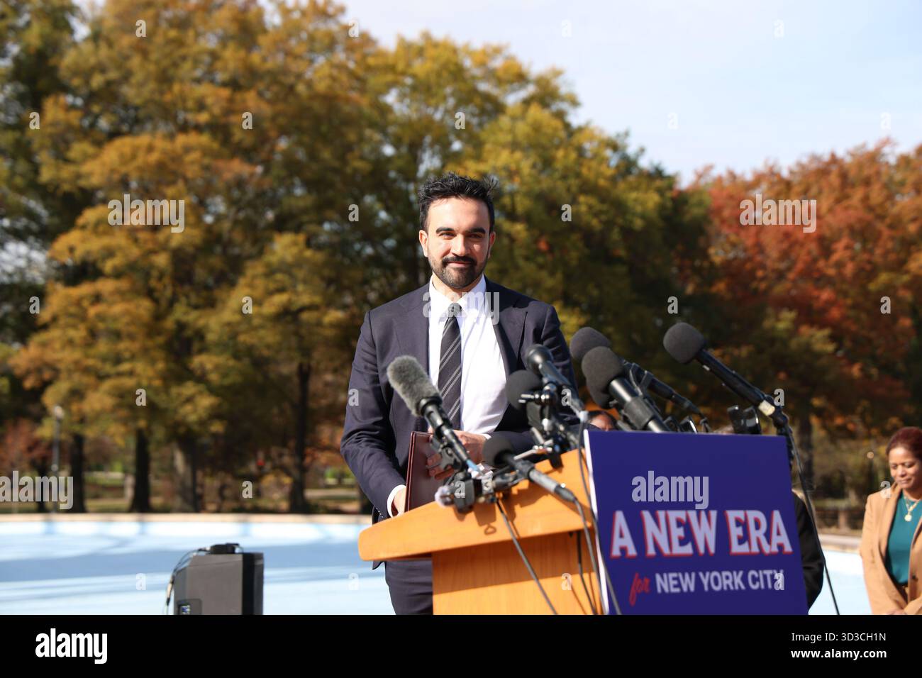 Flushing, Stati Uniti d'America. 5 ottobre 2025. FLUSHING, NEW YORK - 05 NOVEMBRE: Il sindaco di New York eleggerà Zohran Mamdani insieme al suo team di transizione L_R: Grace Bonilla, Mel Hartzog, Maria Torres Springer e Lina Khan durante un presser sotto l'Unisfera nel parco Flushing Meadows Corona il giorno dopo aver battuto Andrew Cuomo e Curtis Sliwa nella corsa per il sindaco di New York il 2 novembre 205 a Flushing, New York People: Zohran Mamdani Credit: Alamy News Live Foto Stock