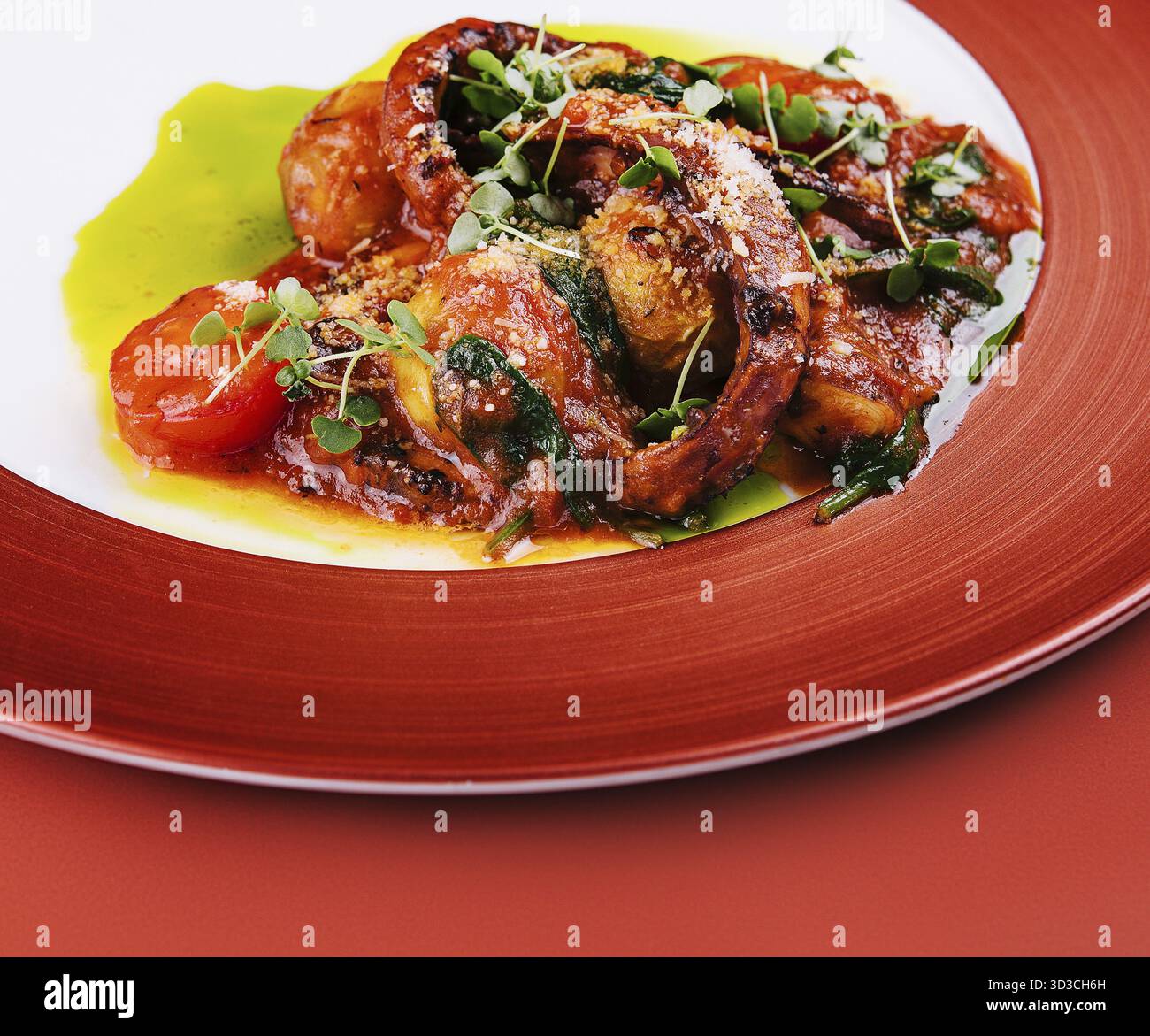 Cibo, polpo fritto e capesante in salsa di pomodoro Foto Stock