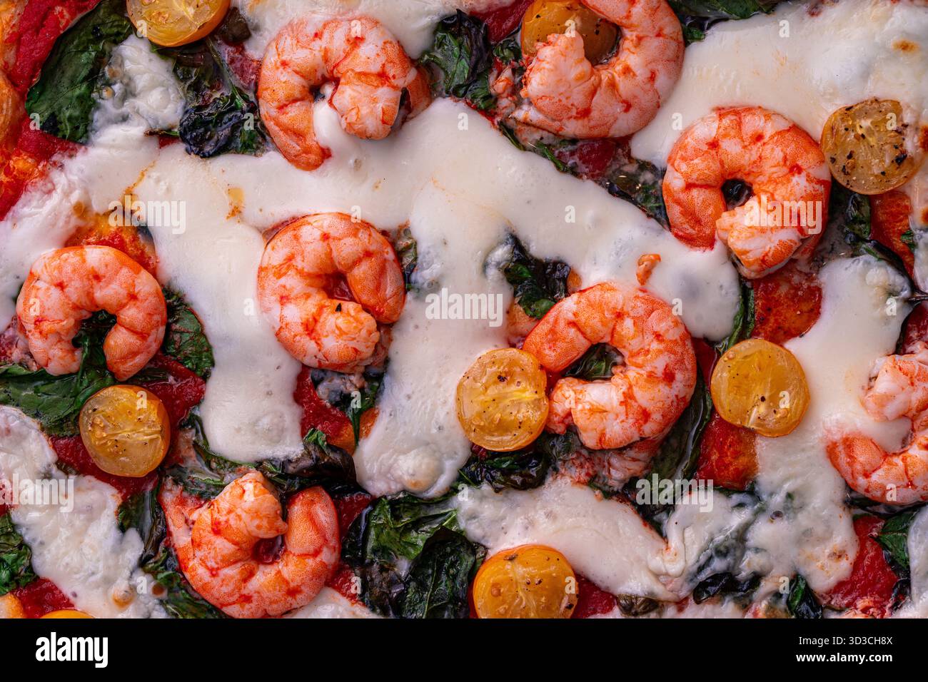 Pizza con gamberi e spinaci con formaggio. primo piano, sfondo, vista dall'alto. Foto di alta qualità Foto Stock