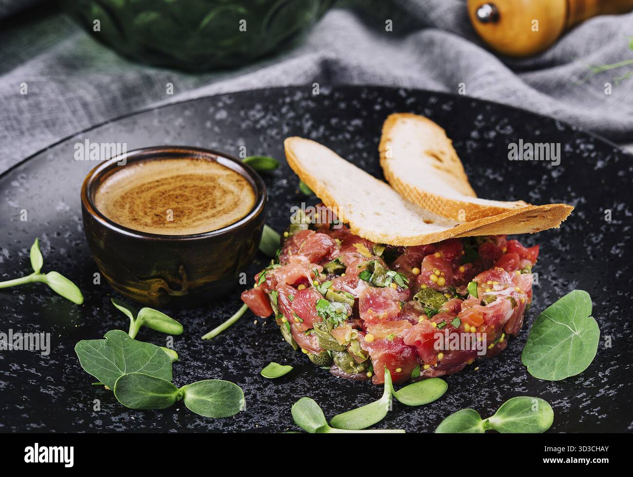 Cibo, tartaro di manzo crudo con capperi Foto Stock