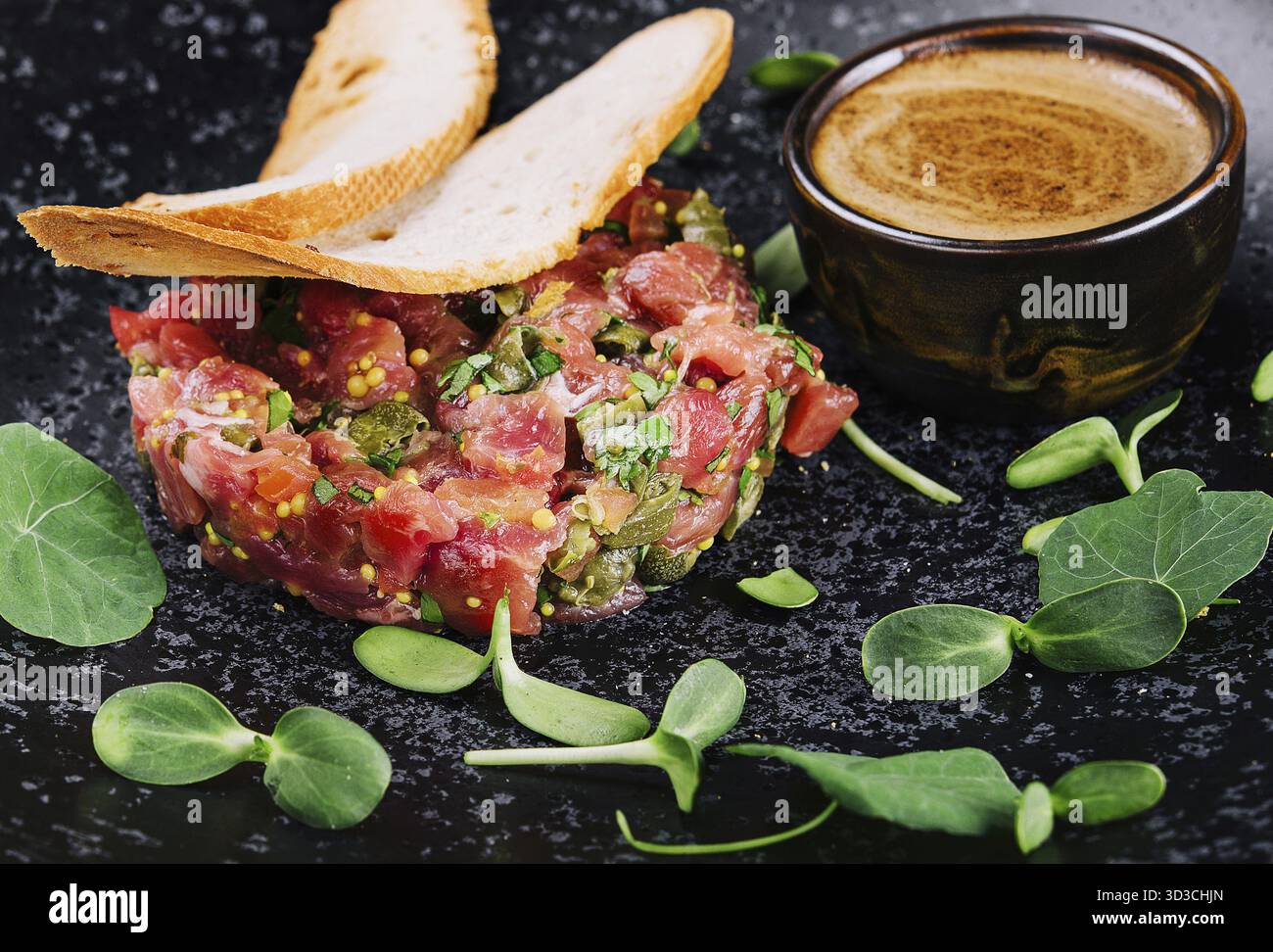 Cibo, tartaro di manzo crudo con capperi Foto Stock