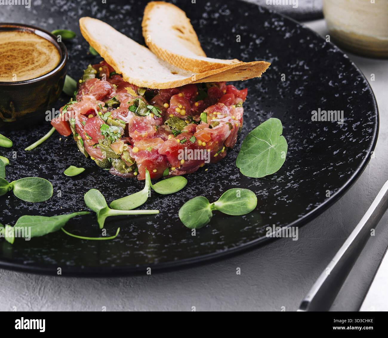 Cibo, tartaro di manzo crudo con capperi Foto Stock