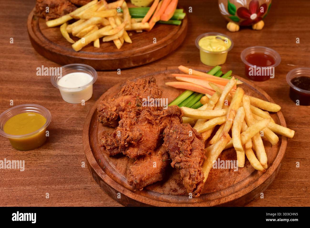 Una collezione di appetitose immagini di cibo con succosi hamburger di pollo fritto e classici panini Foto Stock